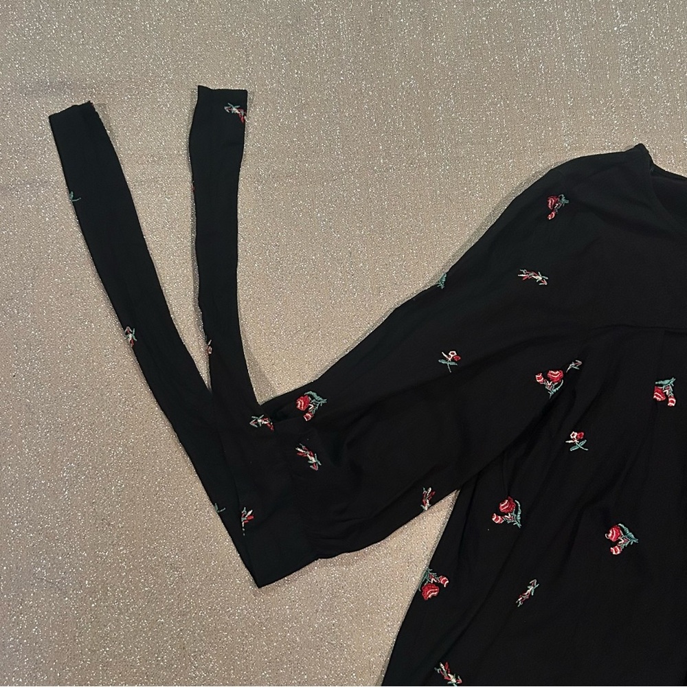 Rose embroidered black swing blouse, size M - Picture 7 of 12